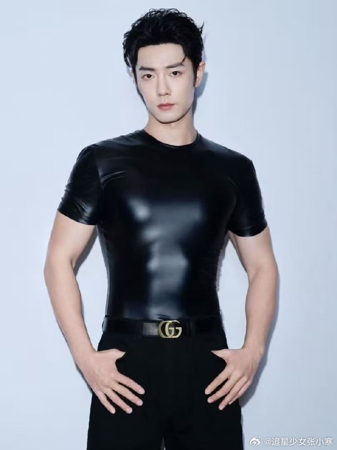 肖战紧身皮短袖 肖战紧身皮短袖，这肌肉绝了！肖战正面肌肉线条