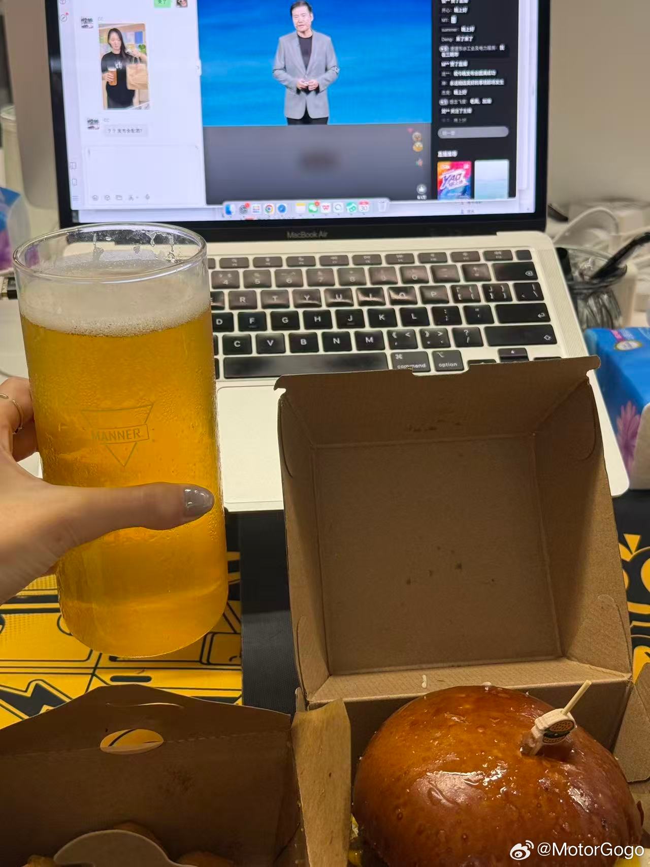 说看发布会得配啤酒，这样加班才更有干劲。00 后都是这样的吗？大v聊车