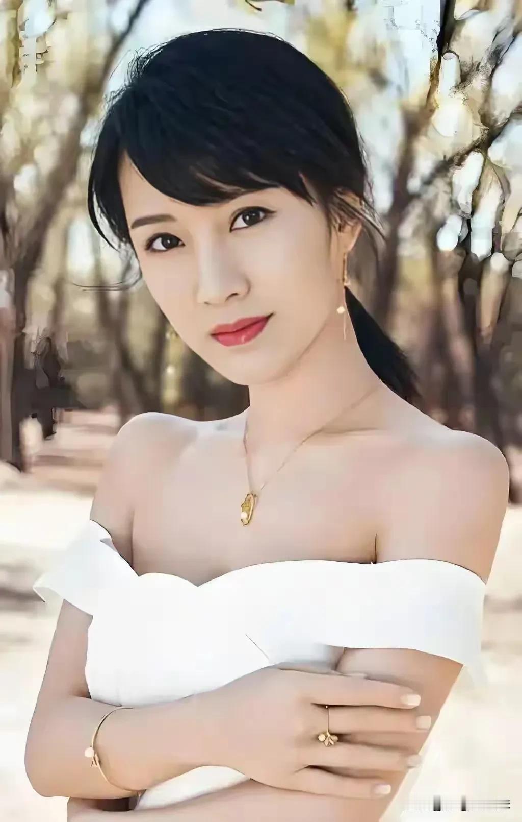 李念的演技一直在线，像《蜗居》里的海藻就让人印象深刻。不过她在着装方面确实够大胆