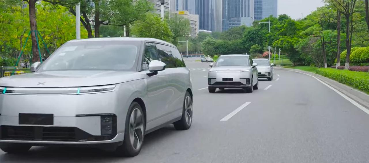 小鹏Robotaxi下线了，你敢坐吗？
5月18日，小鹏首台全栈自研、前装量产的