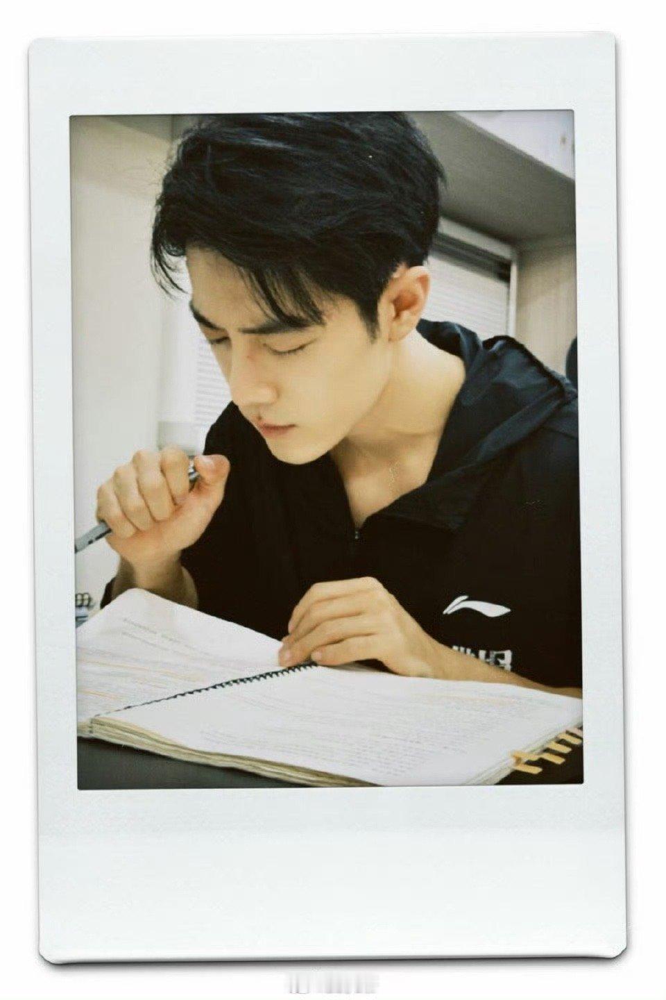 肖战东方卫视跨年晚会录制哇塞，谁看了不说一句绝了吧！肖战居然要在东方卫视跨年了，