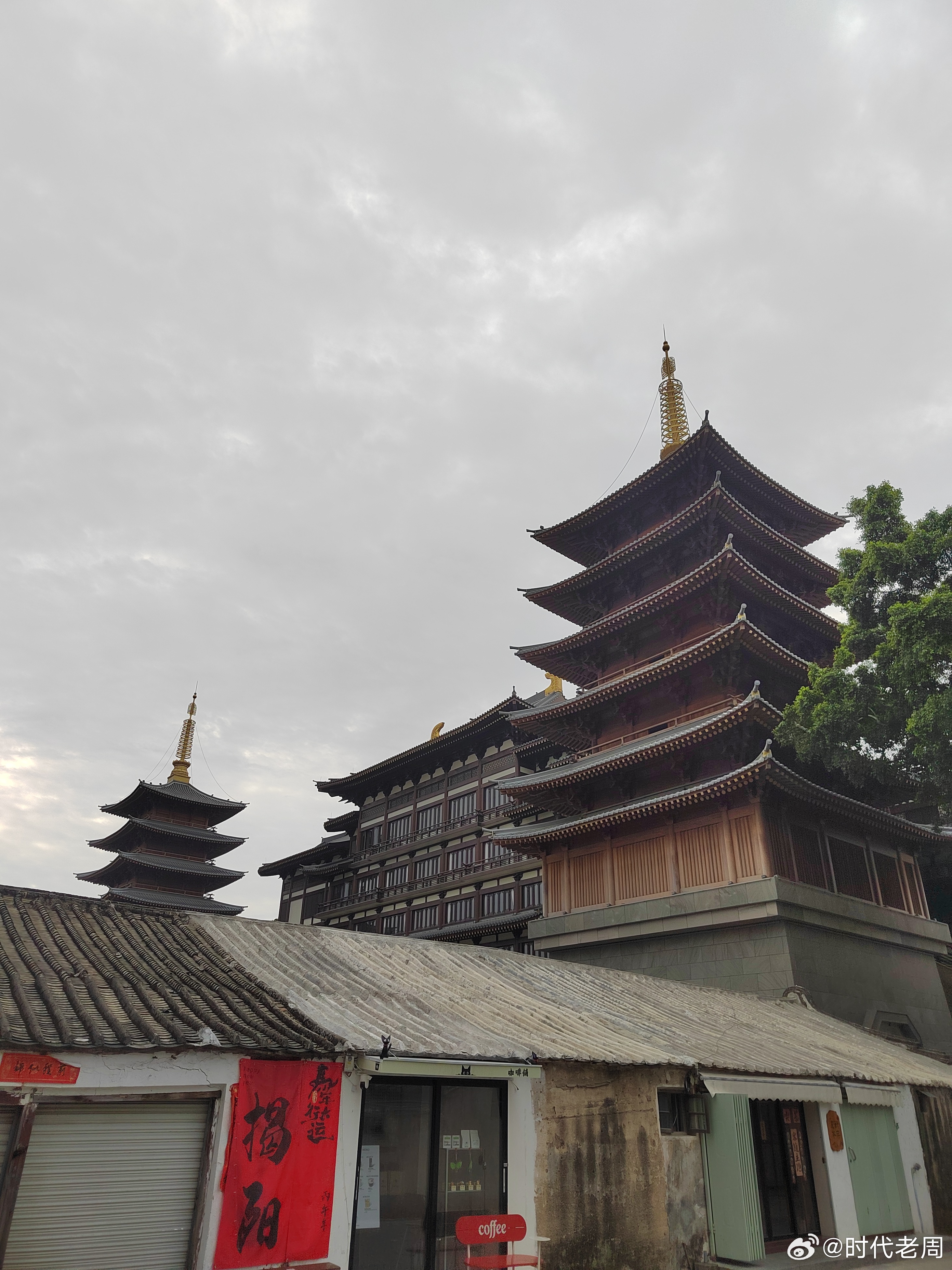 建文帝继位后，力行削藩，燕王朱棣成为重点打击对象。此时，南京街头突然出现疯道士，