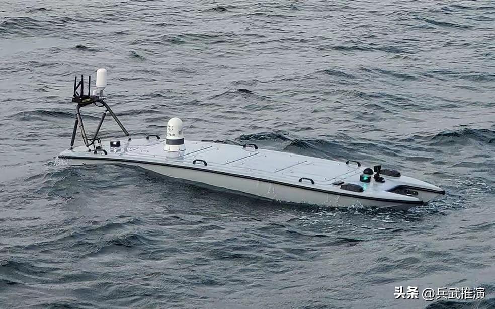 在黑海战场上，乌克兰曾依托"马古拉"系列无人艇，对塞瓦斯托波尔、新罗西斯克等俄方