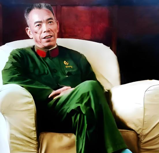 1981年，68岁的梁兴初坐在木椅上，死死盯着平反文件上“恢复大军区正职待遇”几