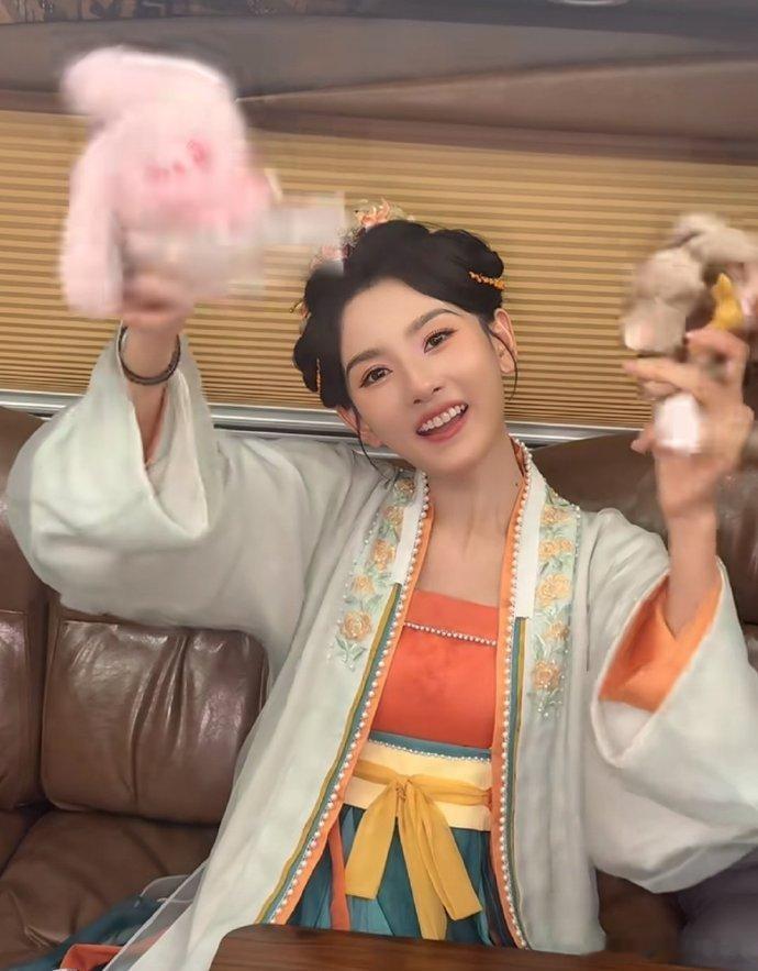 宋祖儿要闪耀和独美 宋祖儿拆个盲盒都能让人看出她多认真，目前的状态就是想要闪耀和