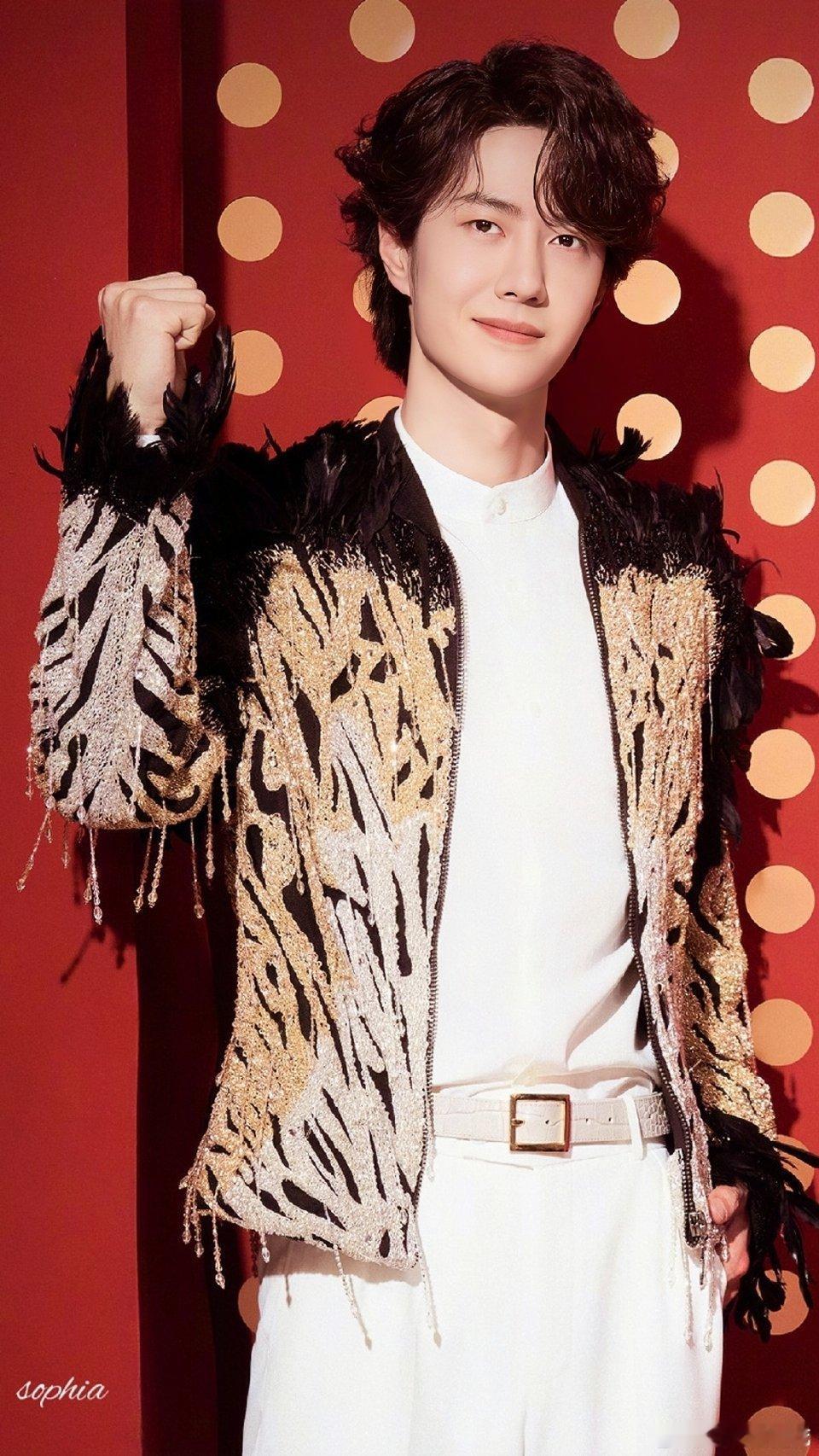 王一博春晚第7个节目一博路透春晚的服装真帅气，期待一博的舞蹈节目，八点开始是不是