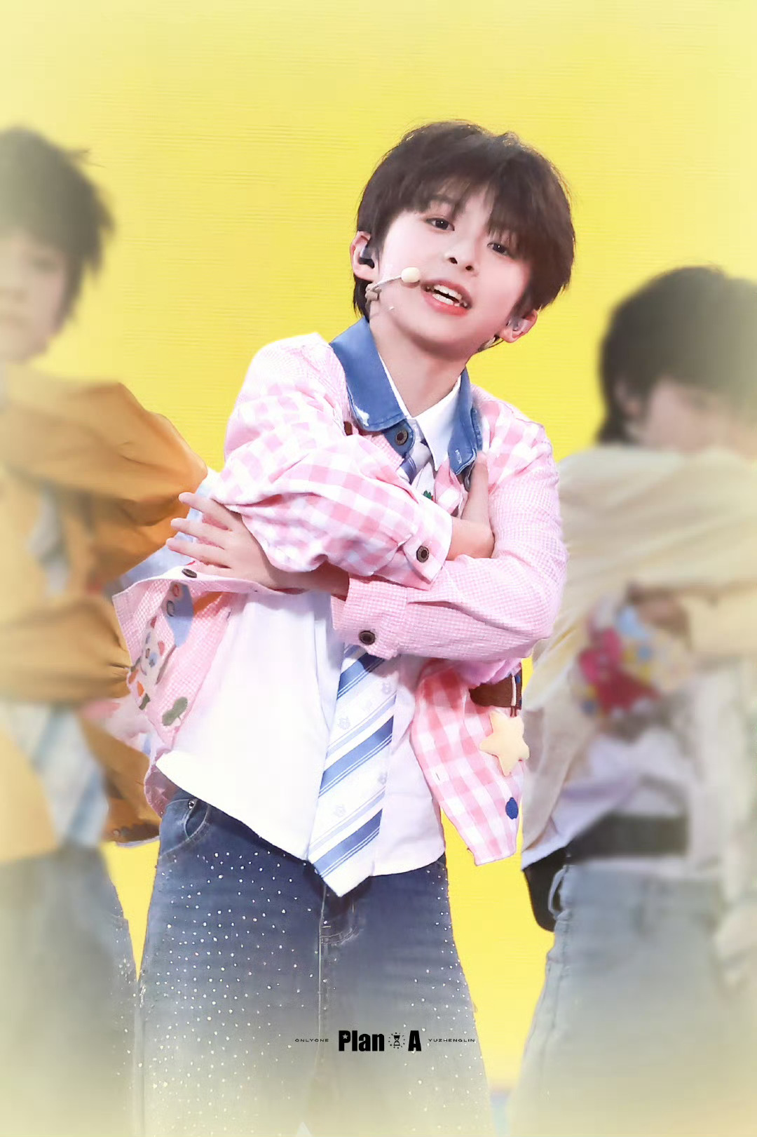 余政霖 五代顶级视觉中心余政霖 五代第一元气舞担 卖萌需要天赋的话，那元元早就天