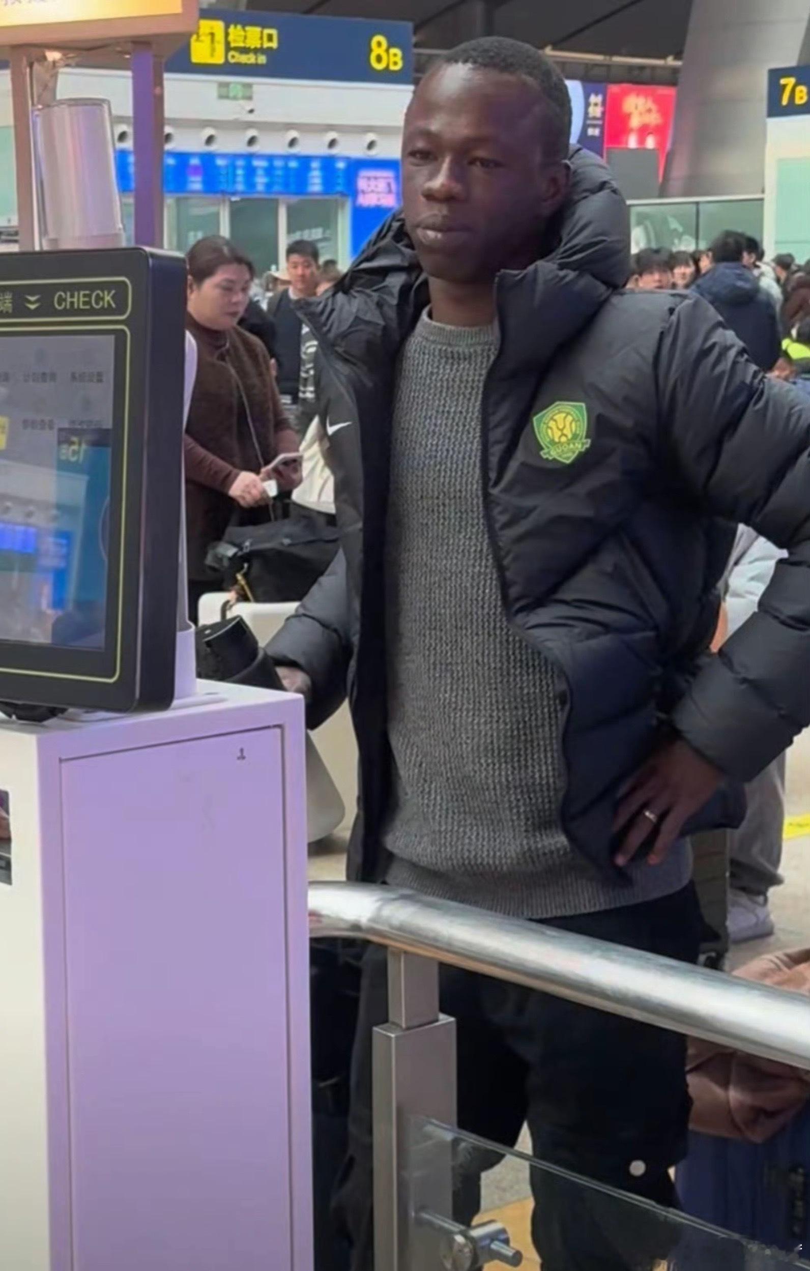 照片来自这么看，也还行！换上国安装备！气质立马上来了！ 