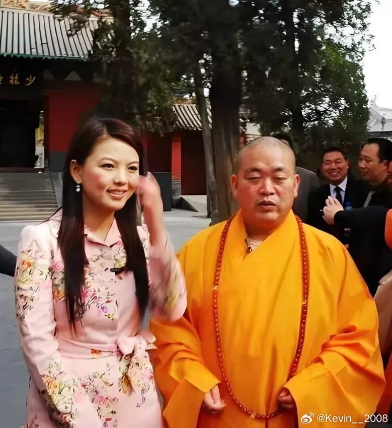 这是2008年，李湘采访释永信的画面，当时的释永信42岁，举头投足间都泰然自若，