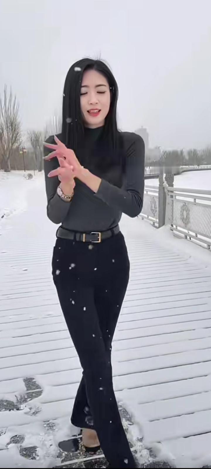  即使世界颠沛流离，只要有你在身边，我就有了对抗一切的勇气。