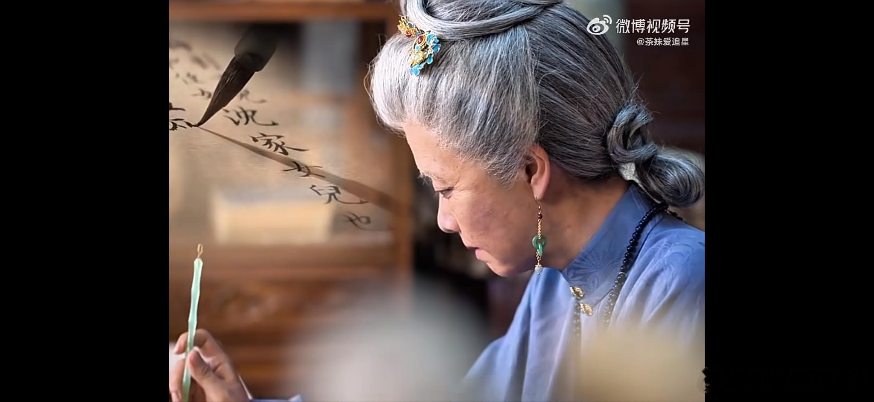 谭松韵白发老年妆许兰香终于为沈家洗清冤屈了 谭松韵老年妆收获好评，白发造型搭配沉