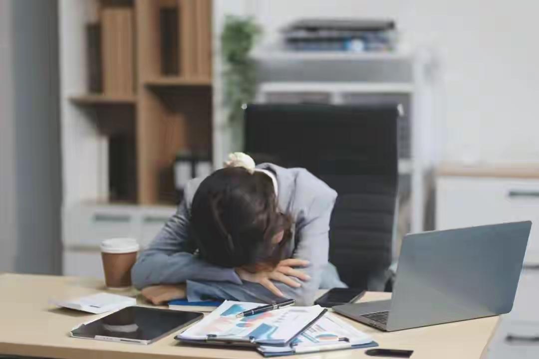救了，人财两空；不救，能拿上百万赔偿：一条规则带来的亲情困境
救了，人财两空；不
