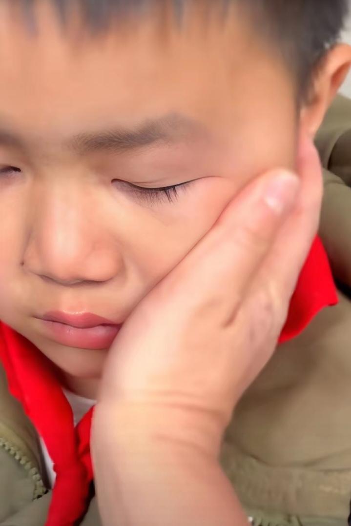 懂事孩子一句话，让单亲妈妈瞬间泪崩。一个小区的楼下，一名年轻女子，手里拿着一个装