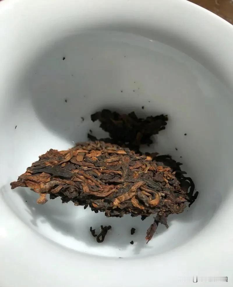 #为什么普洱茶有生茶和熟茶之分# 
普洱茶有生茶和熟茶之分，主要源于其不同的加工