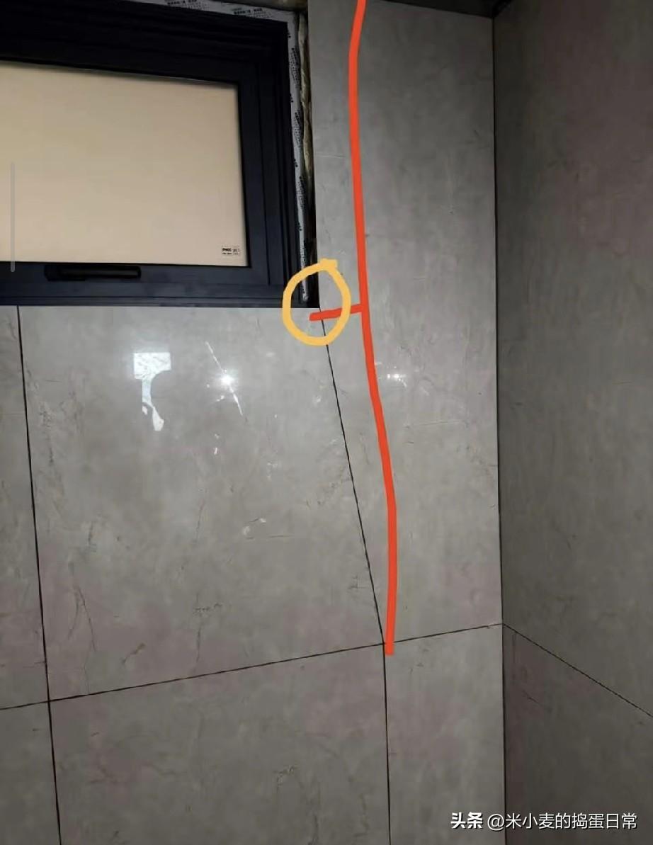 卫生间瓷砖贴成“歪瓜裂枣”
这装修队是来搞笑的？
 
过年回新房一看，差点没把我