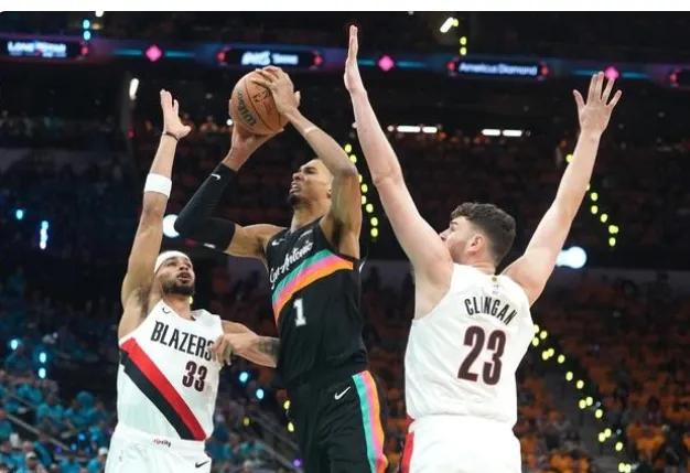 谁能想到，NBA季后赛夜，竟同时上演天才封神与中国篮球的温柔里程碑！
 
文班亚