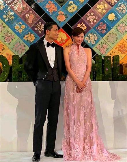 林志玲姐姐嫁到日本后，颇有入乡随俗之感，她这副低眉顺眼的神情挺日本小女人的。她和