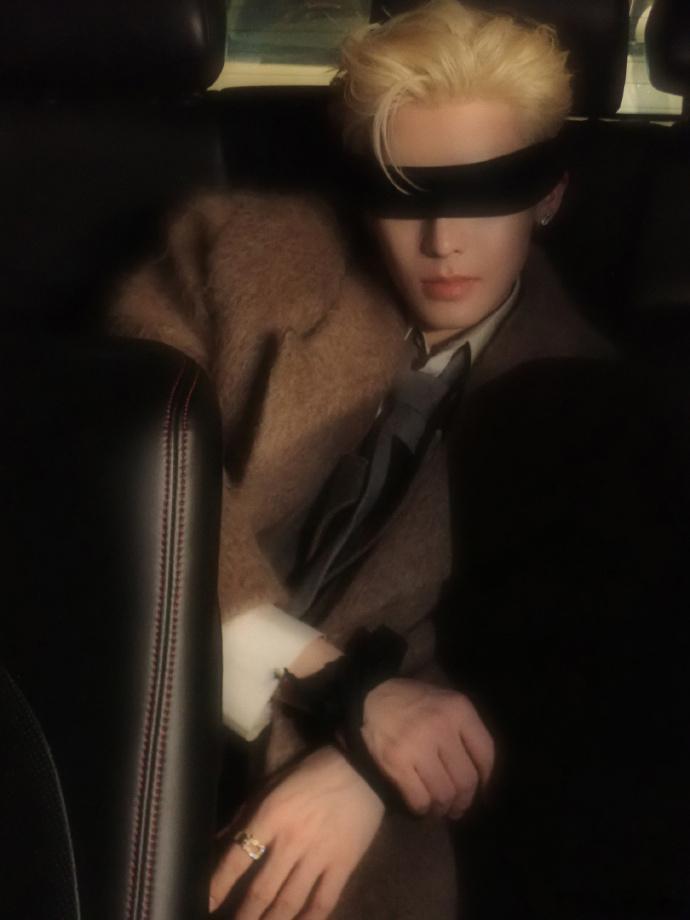 侯明昊蒙眼金发  蒙眼金发的侯明昊，犹如舞台上最耀眼的摇滚巨星。金发在聚光灯下炫