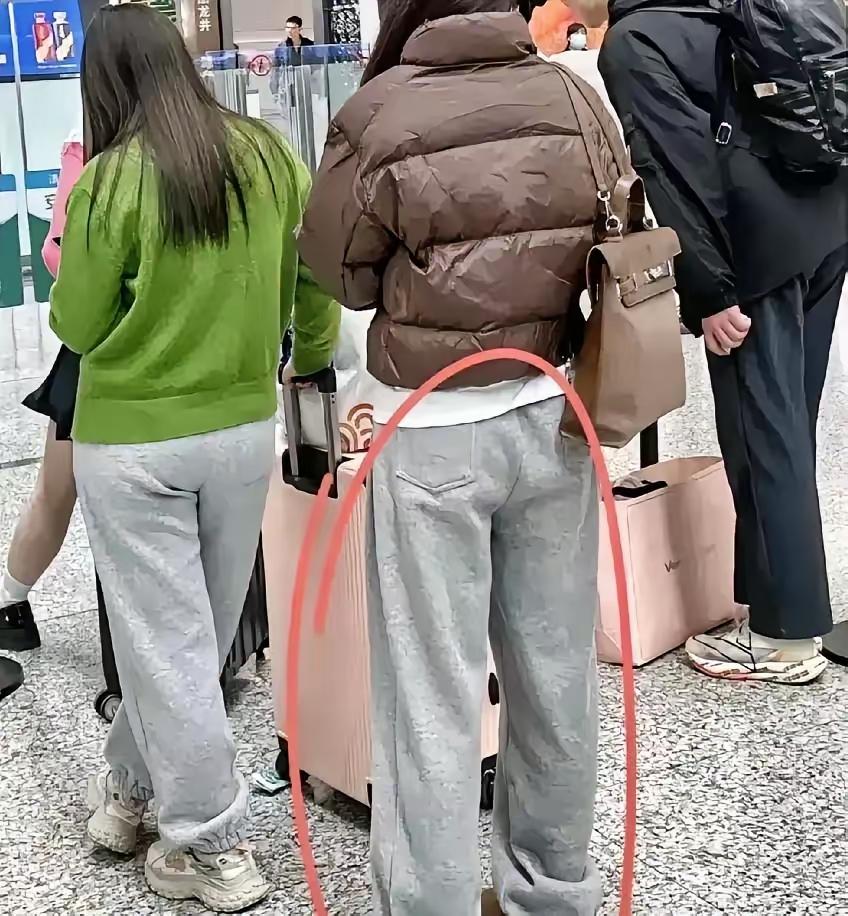 发现了一个奇怪的现象，大家发现了吗？
现在不管大街上，还是地铁上，年轻的女人都喜