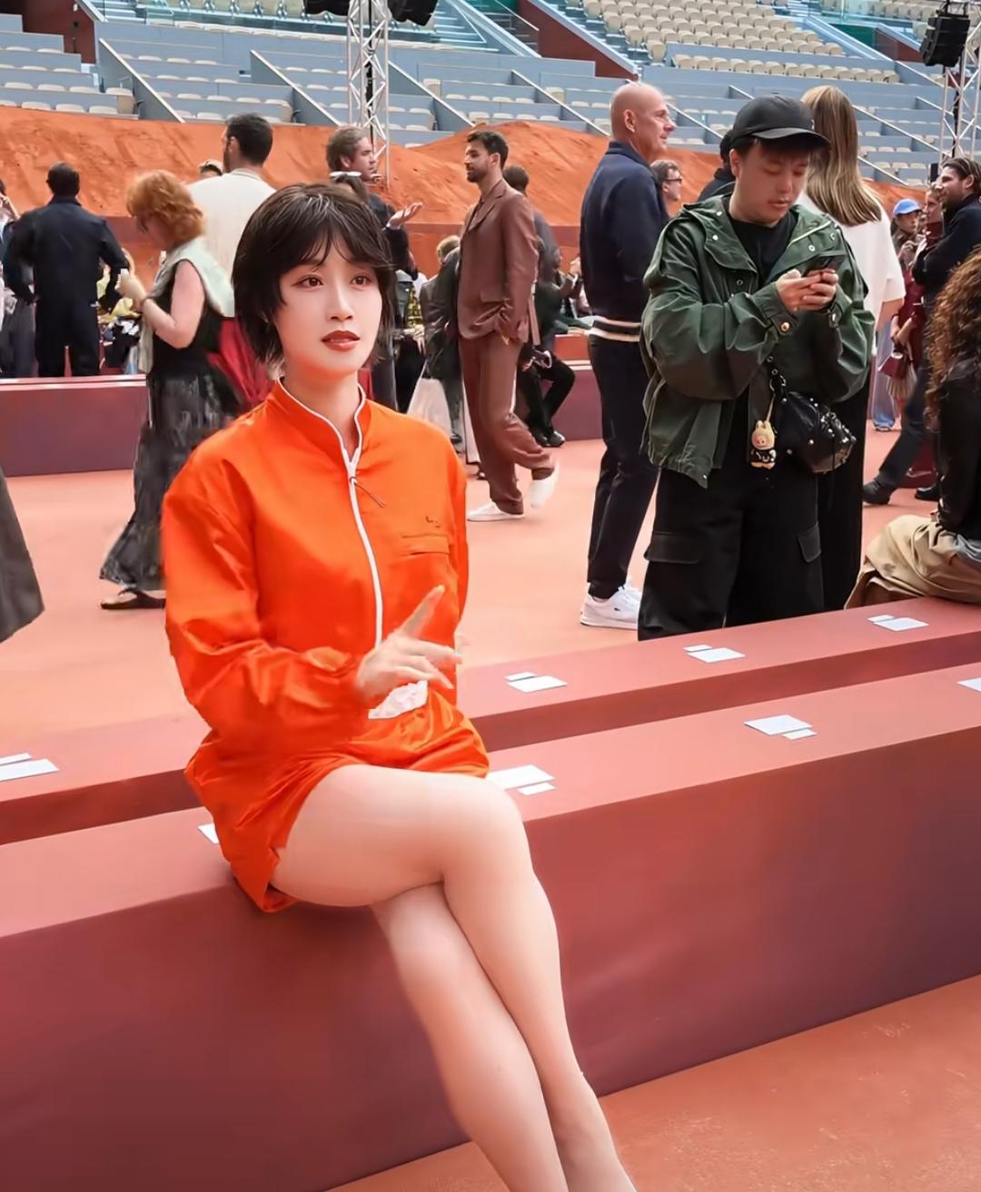 身材很好，短发看上去也很干练！
只是她这身衣服看上去真的是不咋地，看着就像拼夕夕