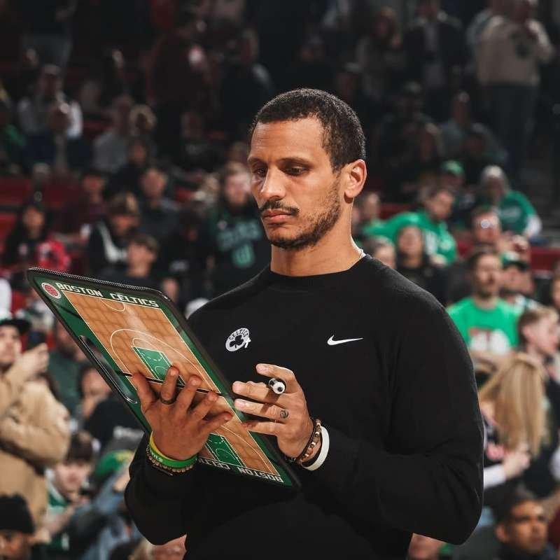 谈到在客场仍有大量凯尔特人球迷的支持，马祖拉说：“这太棒了。我认为这证明了凯尔特