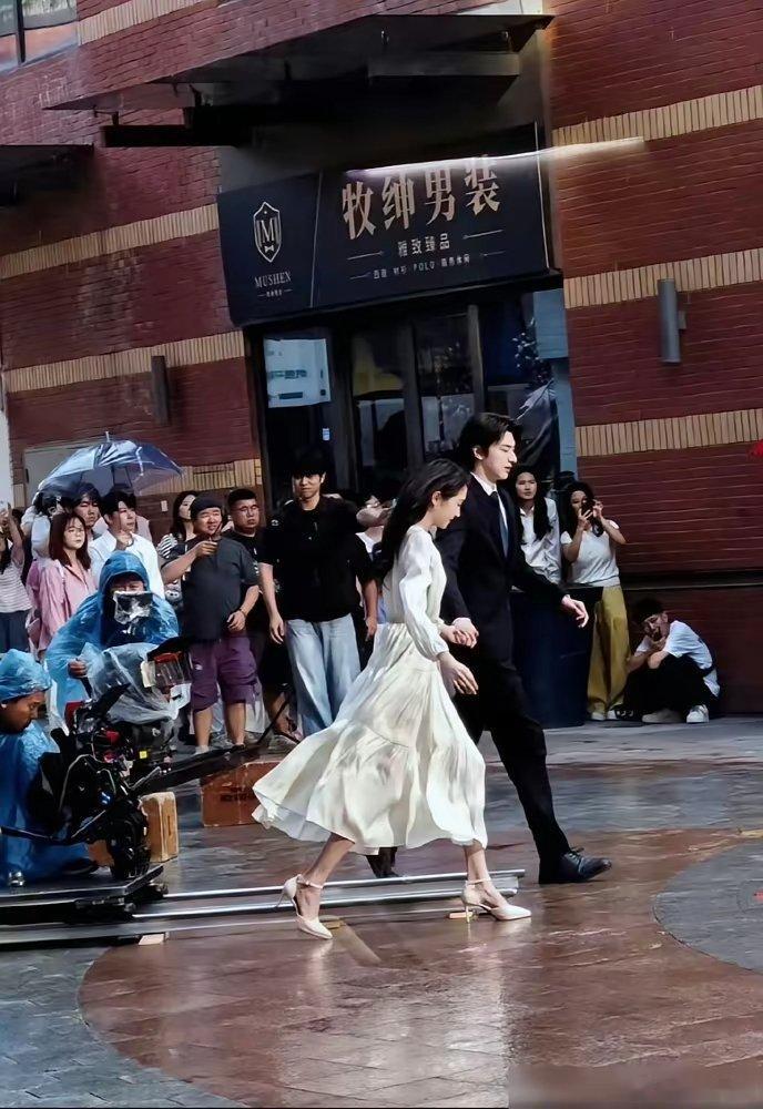 都说关晓彤只配演现代剧，古装一演就完蛋，我差点就信了。直到我翻出张艺谋的《影》，