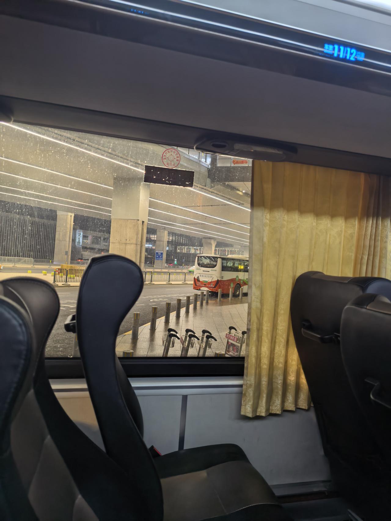 飞机晚点，到了北京。
住一夜，明天就到家了。
今天状态不好，居然晕机了，好久没有