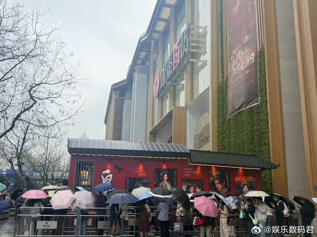 白日提灯首展线下好多人啊白日提灯杭州武林银泰百货的电梯刚到楼层，就被首展的人流“