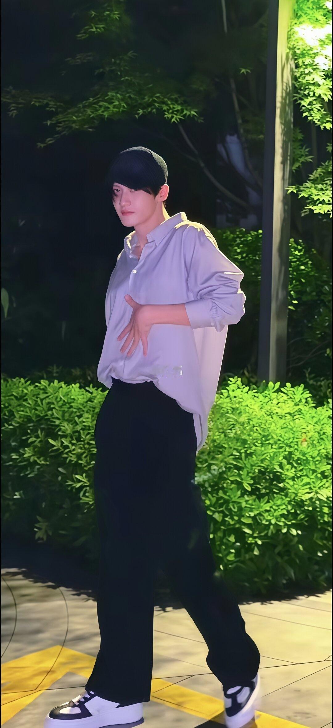 我有一个问题，不知当不当问😎
檀健次  以后的小小檀学拉丁舞会不会被爸比骂哭檀