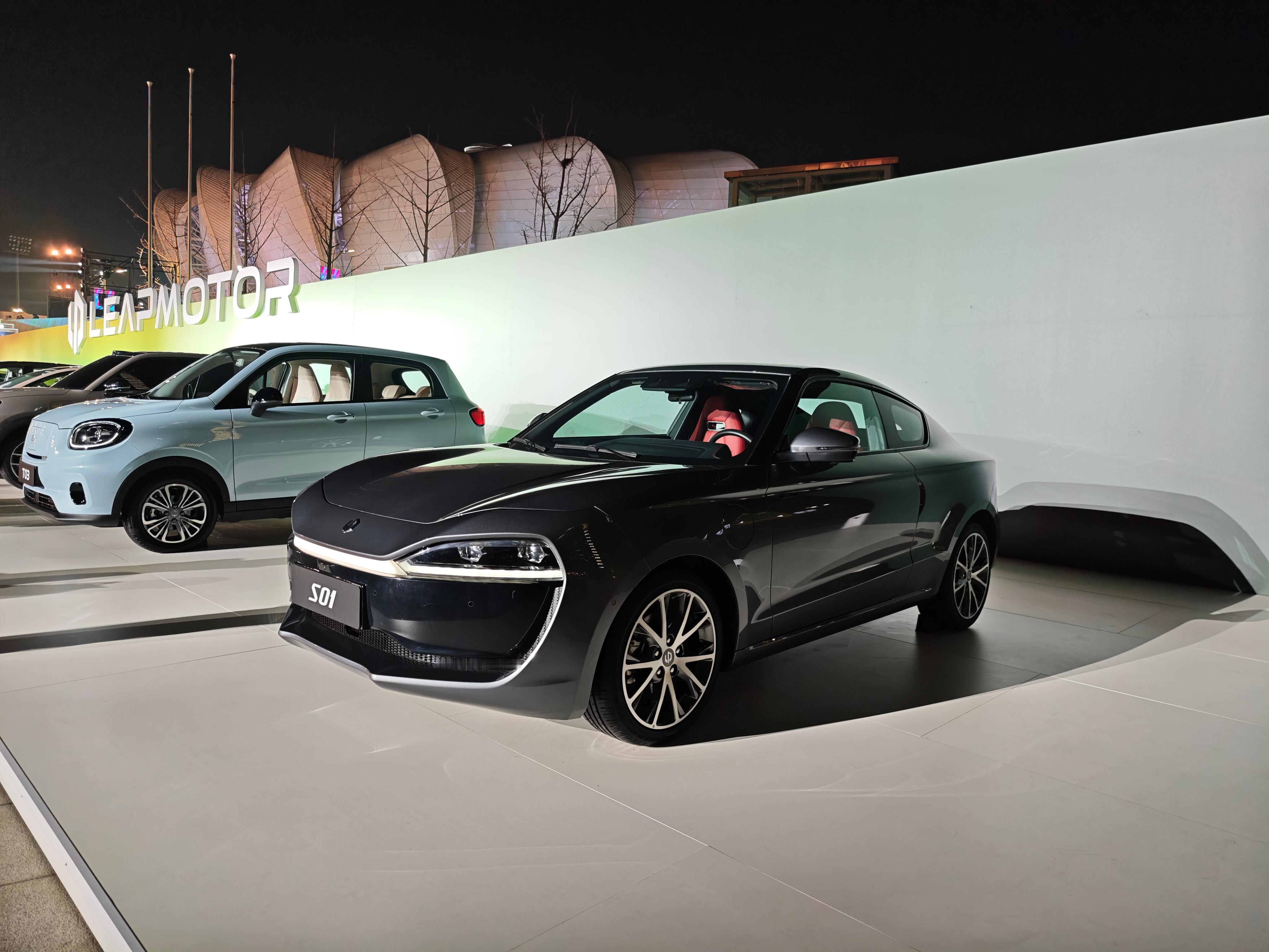 零跑品牌10周年了最开始造S01和T03两款小代步车紧接着产品系列越来越大零跑1