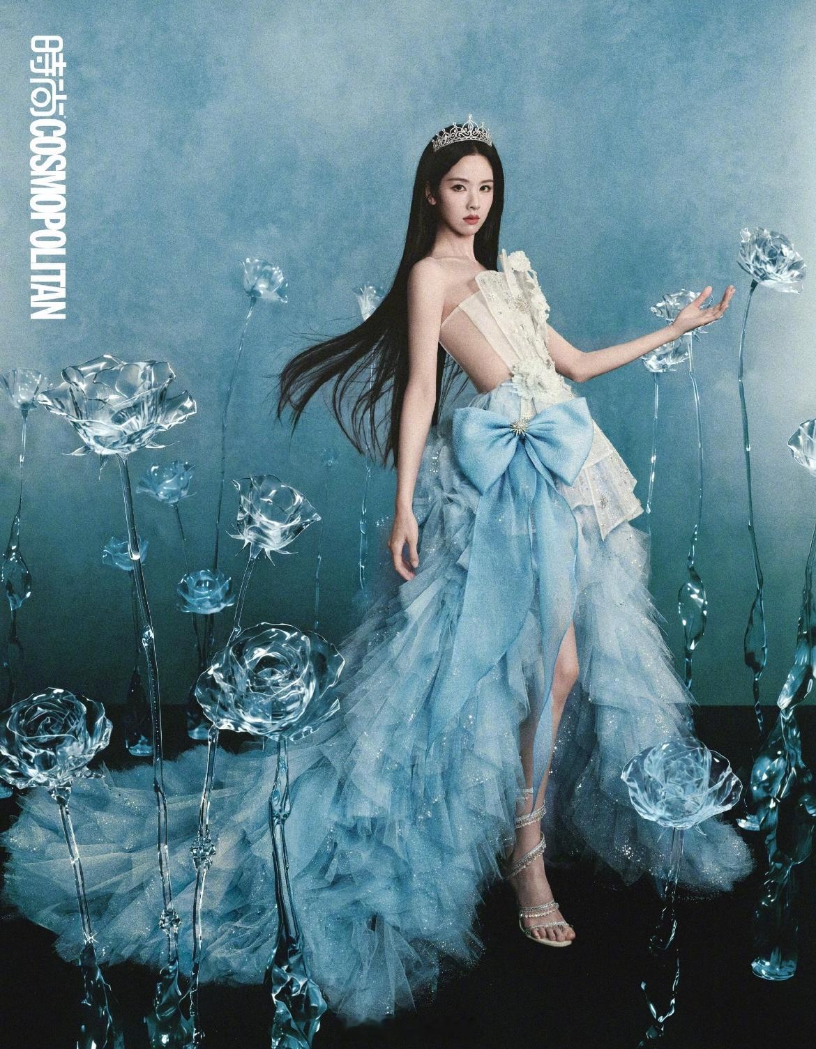 陈都灵水晶玫瑰封面首登五大女刊！COSMO33周年八月刊×英雄联盟手游C封塑造水