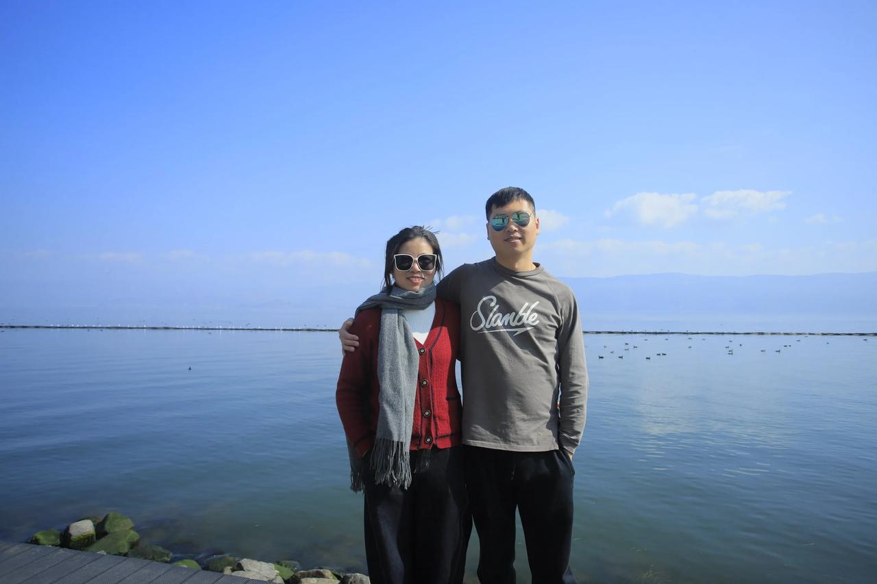 说实话，他不是我喜欢的类型，为了结婚而选择的结婚对象……
       我俩都是