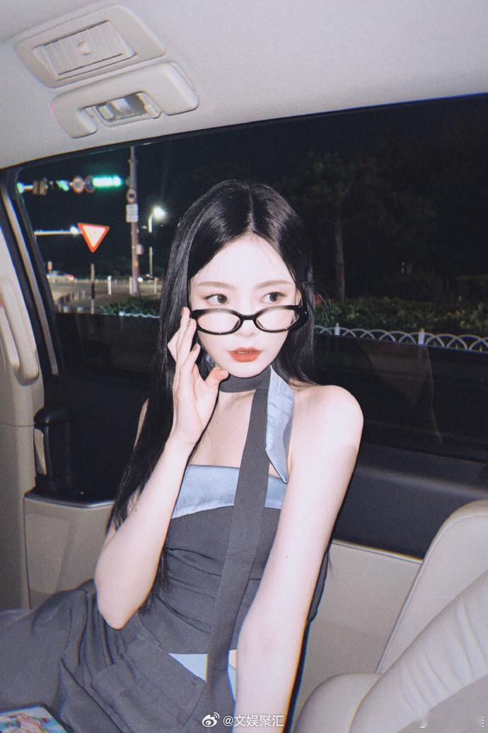 #陈卓璇拍了拍自己##陈卓璇车内随拍九宫格# 陈卓璇的车内瞬间，充满了温暖与感动