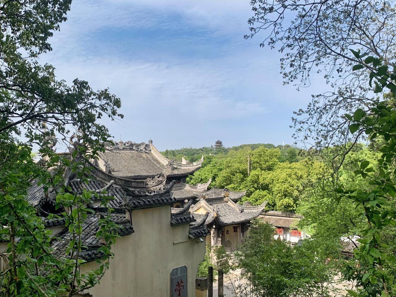 人这一辈子，绕不开的就是赚钱，不是俗，是生活太现实。

月薪三千，孩子想吃顿快餐