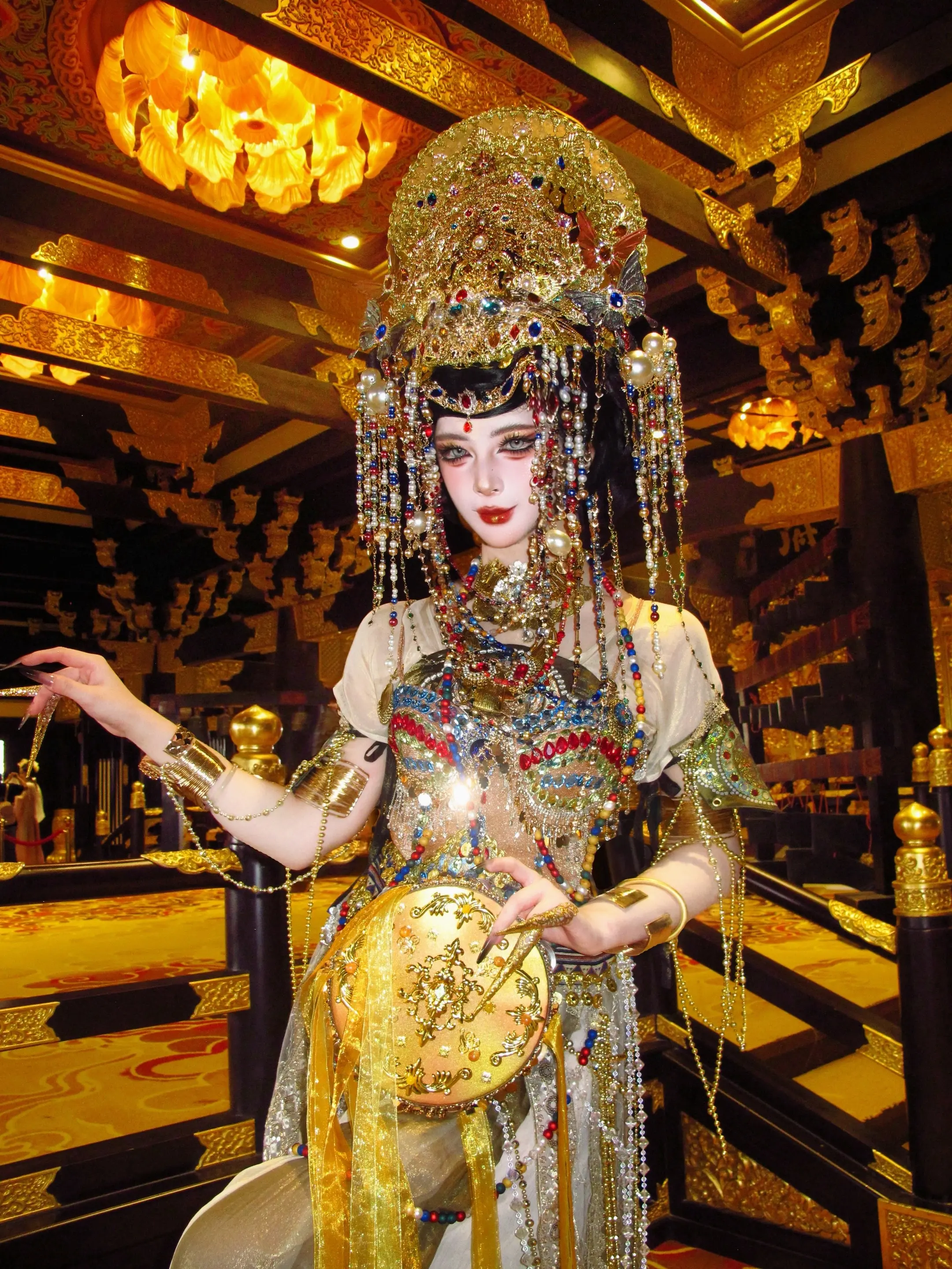 金饰缠身，珠链覆面，殿中海妖，贪诱凡心。