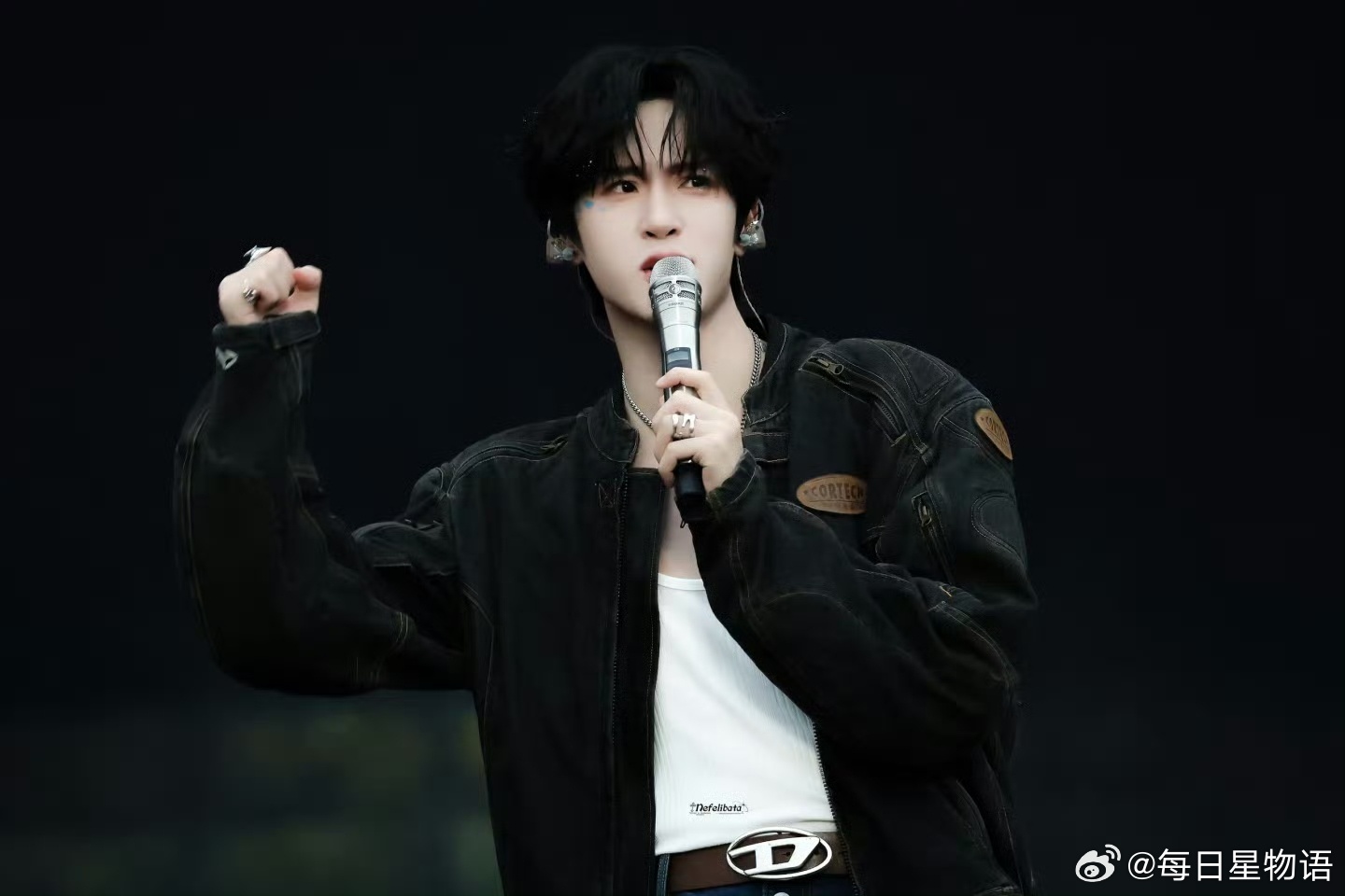 展轩模仿小猫拜拜 展轩在超级巅峰之夜模仿自家的小猫“展小歪”，算是把“猫奴的最高