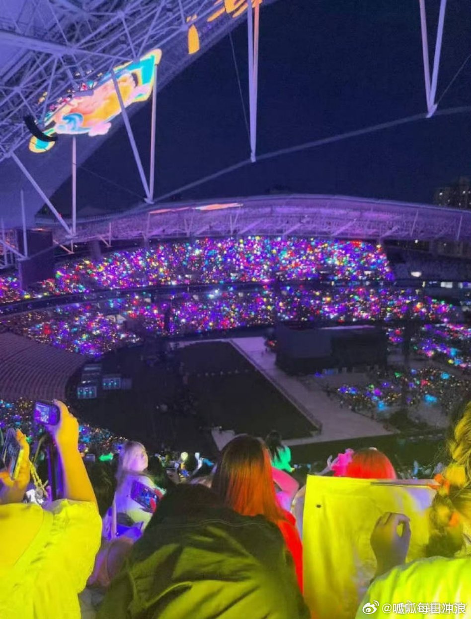 时代少年团演唱会，今天传灯海的！马嘉祺紫海、宋亚轩青海、严浩翔红海，来看看排面。