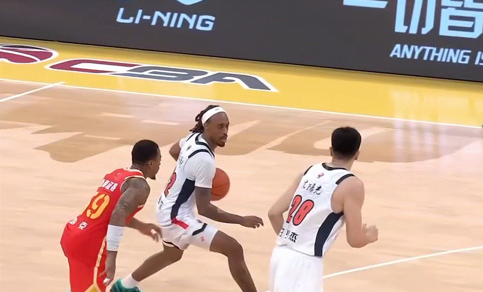 我去广厦要起势了，麦考尔这球没吹犯规，回过头吹了咱们小崔，太离谱了 广厦男篮vs
