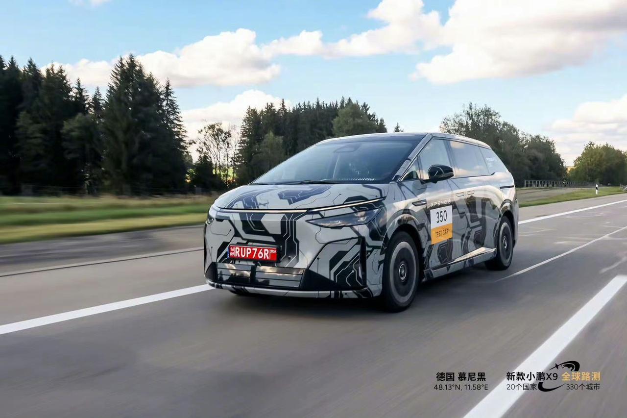 在德国慕尼黑不限速的高速路段，新款小鹏X9进行了超高速行驶表现&静谧性测试。包含