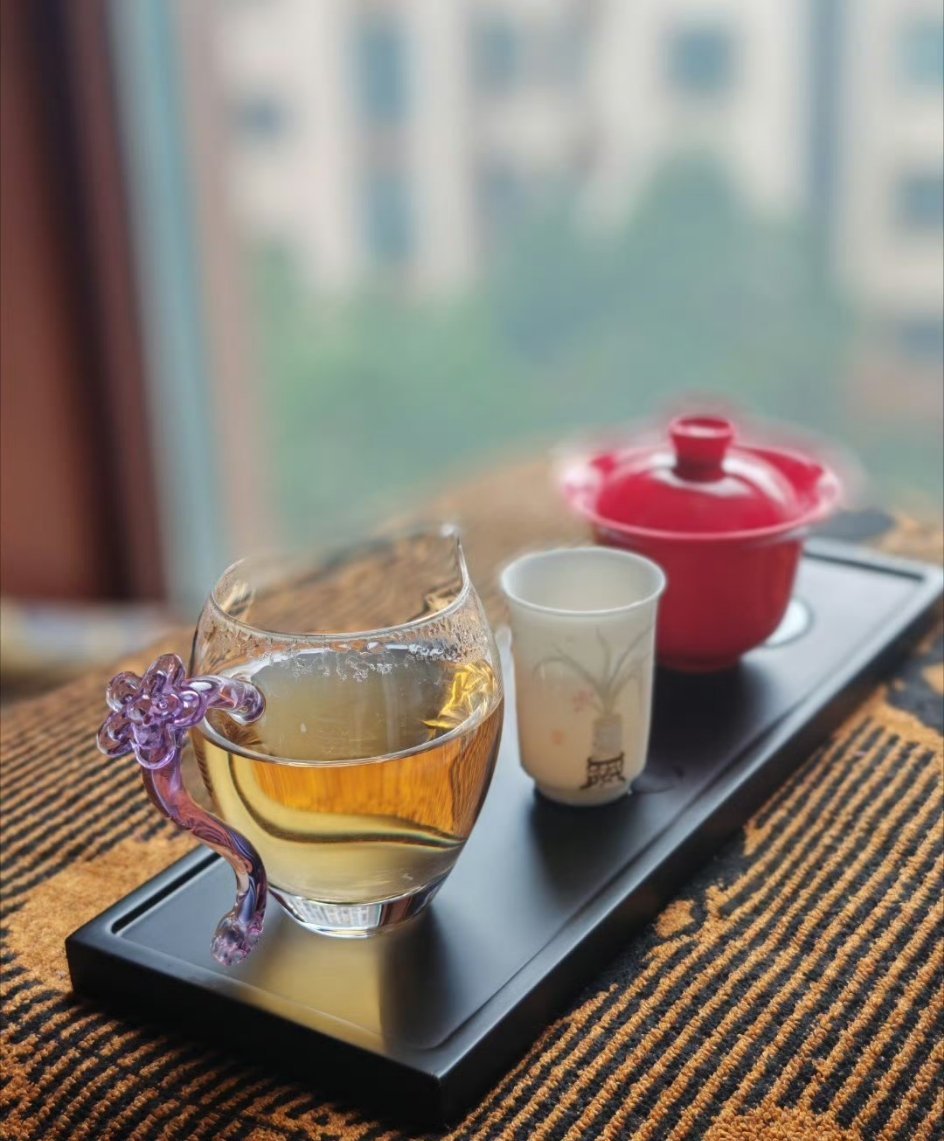 生活手记花径上，飞红悄悄落满衣袖，这闲闲的好时光，教人满心欢喜。独对繁花，听一曲