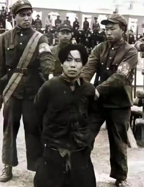 1941年，神偷“赛狸猫”藏在洞房天花板上，等新郎半夜外出撒尿，他“哧溜”一下钻