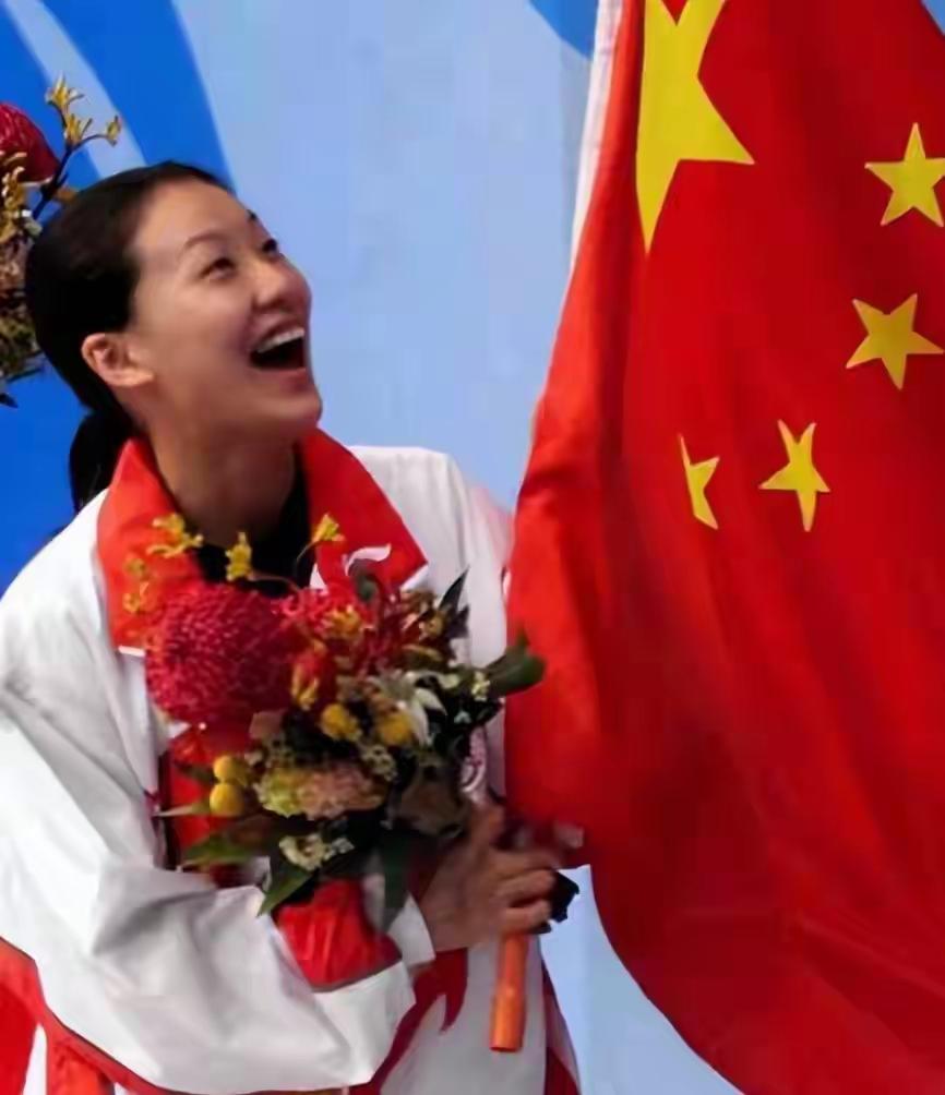 跳水女皇伏明霞手执国旗的精彩瞬间