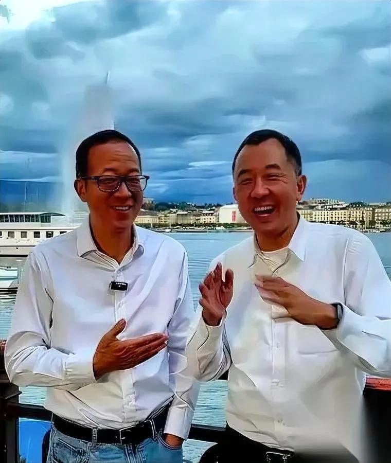 俞敏洪直播间

又出事了

当着十几万观众的面，他扭头对着身边的陈行甲张嘴就来一