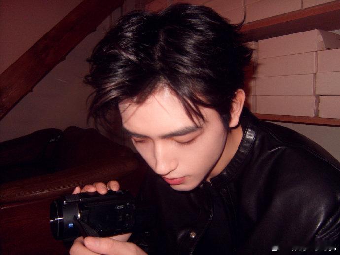 陈飞宇什么时候才能原谅现偶 真的会被陈飞宇的颜值反复击中，明明只是普通路人的偶遇