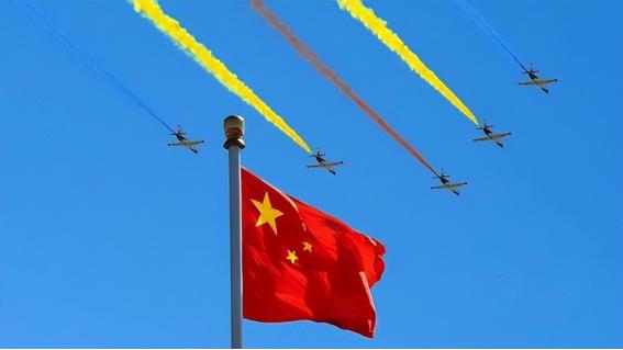 谢谢你张召忠！你真是伟大的预言家！2015年你就说过：“美国啥也不干，让东方大国