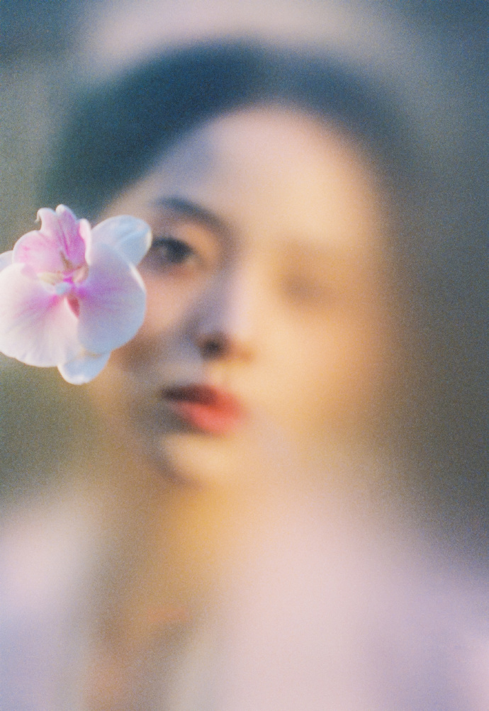 欧阳娜娜央视元宵晚会出图 欧阳娜娜央视元宵晚会出图，东方韵味的朦胧花仙子上线，期