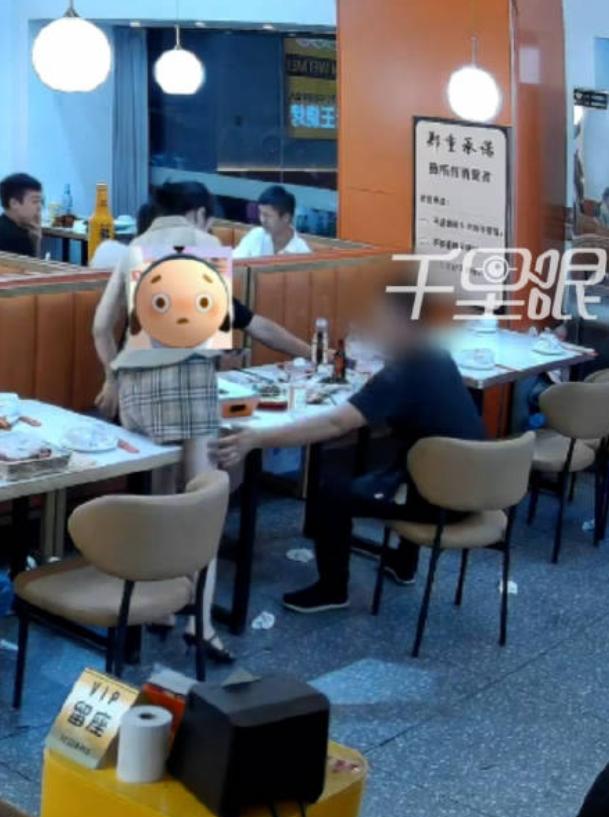 6 月 30 号晚上南京江宁夜市烧烤店，老板娘弯腰走到桌前递收款码结账，同桌那个
