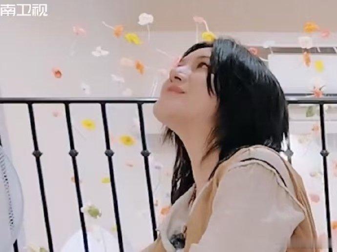 李佳琦自觉VS尚雯婕不自觉 嗑糖还分“自觉派”和“豪放派”？李佳琦见张予曦毕雯珺