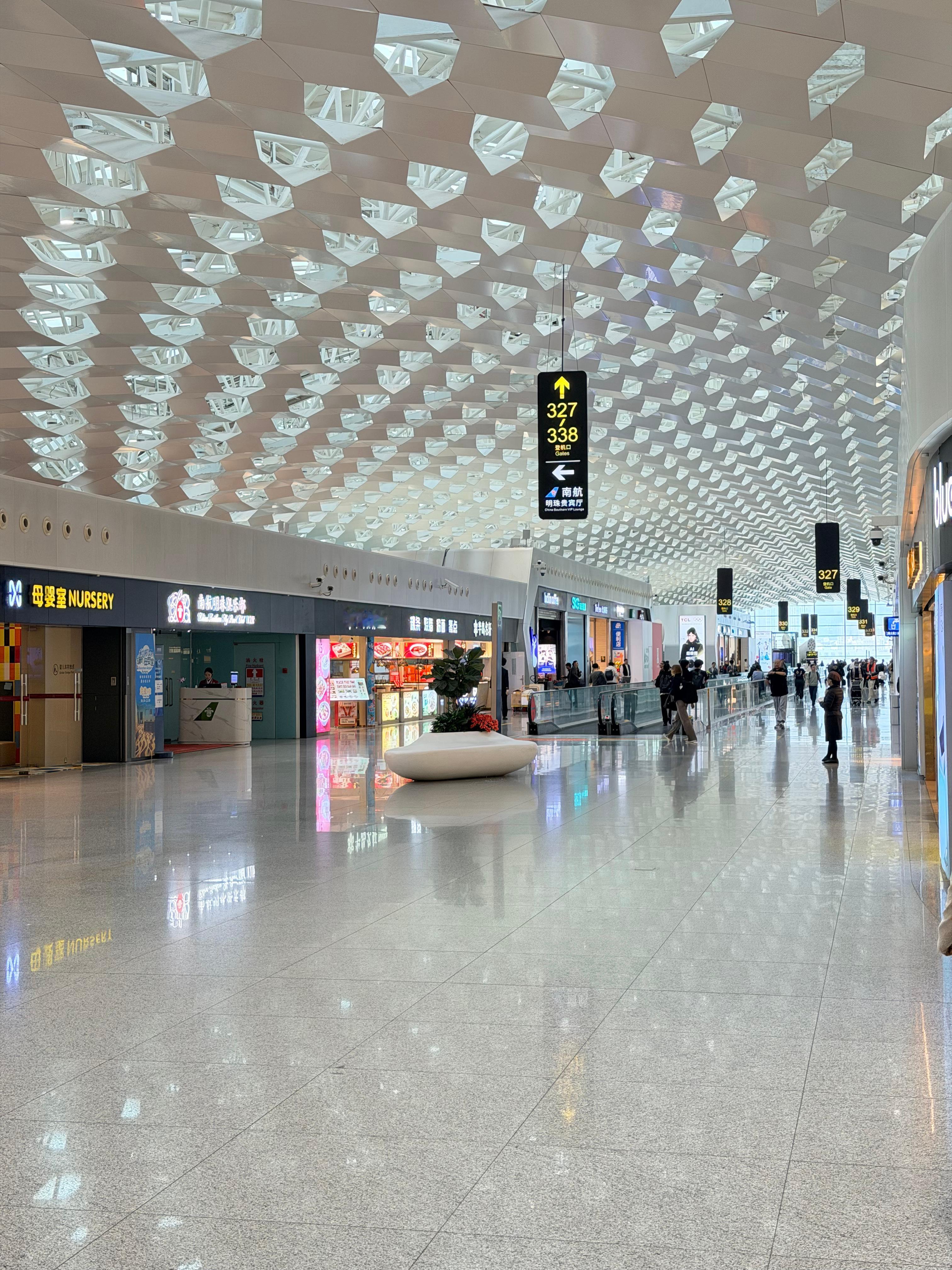 跑路了！跑路了！这应该也是今年2025在深圳的最后一飞了现在和其他媒体老师道别已