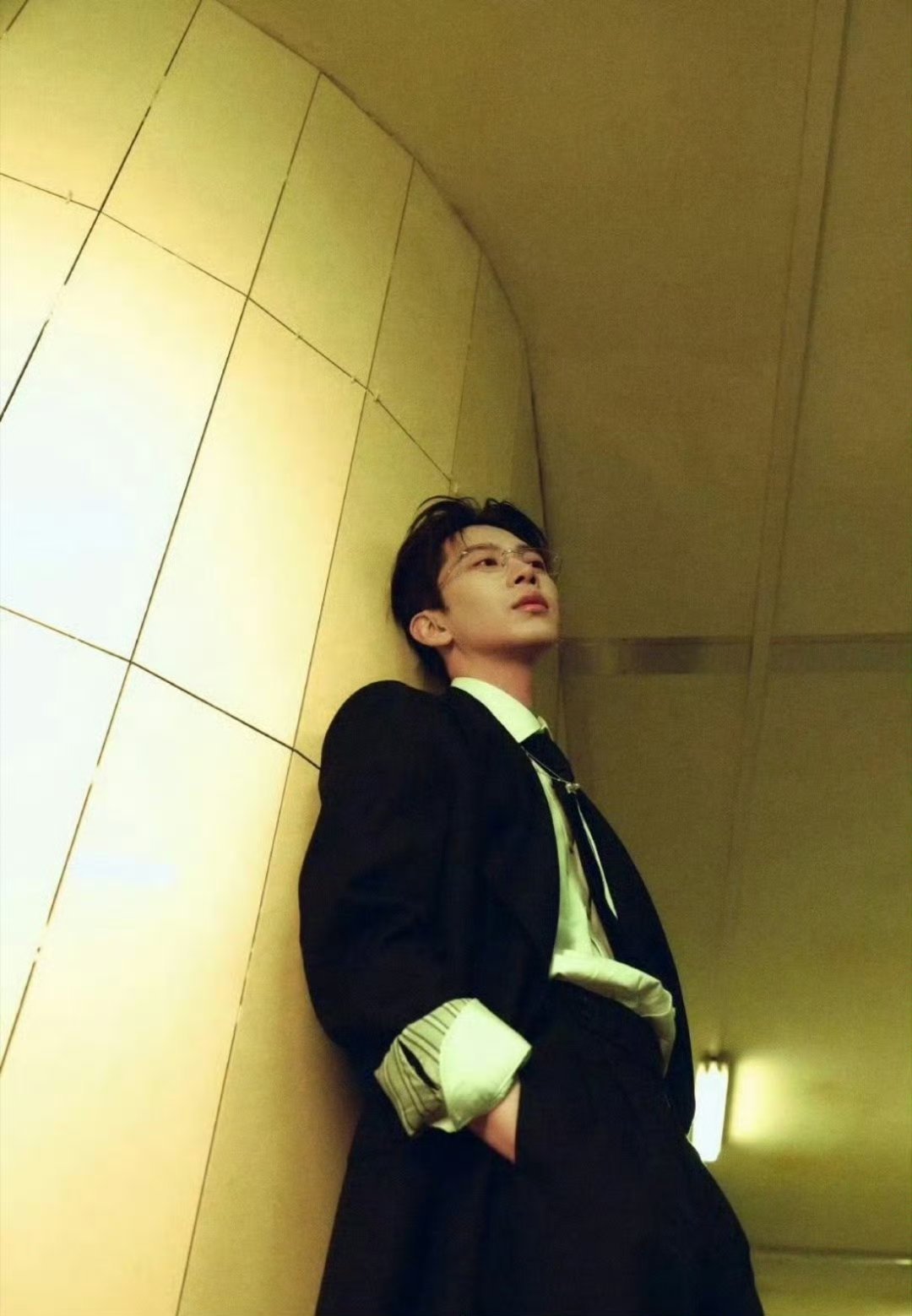 阳光男大今天变成矜贵公子哥了 从清爽阳光到矜贵优雅，费启鸣的形象转变展示了个人风